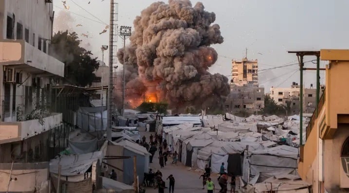الهلال الأحمر الفلسطيني: 7 شهداء و15 جريحا جراء القصف الإسرائيلي على مقر شرطة البلديات في غزة.
