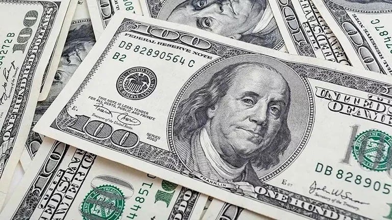 الدولار يتجه لخسارة أسبوعية مع التشكيك في خطة الخزانة الأميركية لإعادة شراء السندات