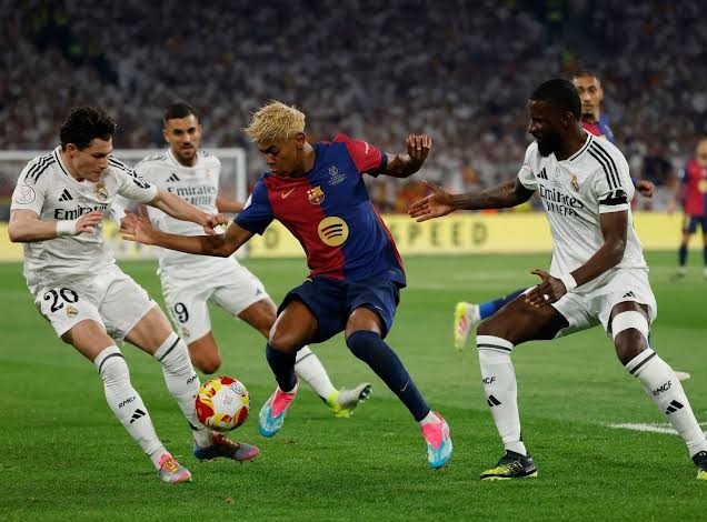 بين برشلونة وريال مدريد.. الذكاء الاصطناعي يختار بطل الدوري الإسباني 2026-2027