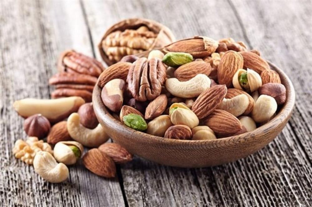 المكسرات وصحة القلب... لماذا تكفي 30 غرامًا يوميًا؟