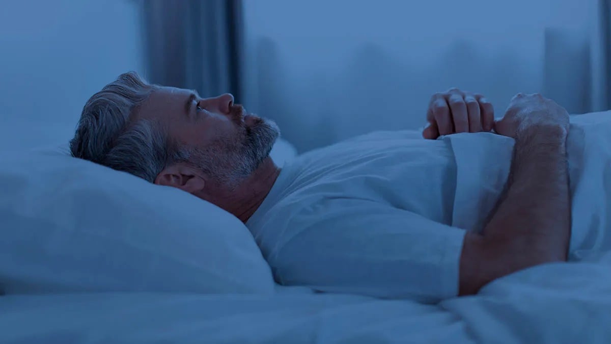 بعد الخمسين... نومك قد يحدد سنوات بقائك في العمل