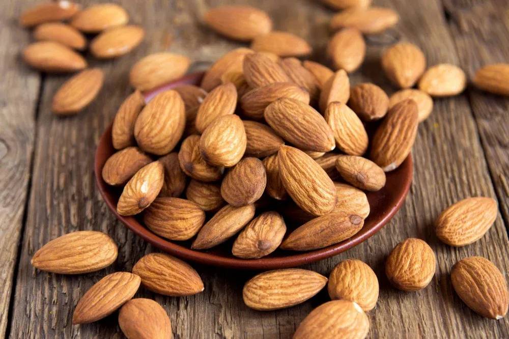 حفنة لوز يومياً... هل تساعد على حرق دهون البطن؟