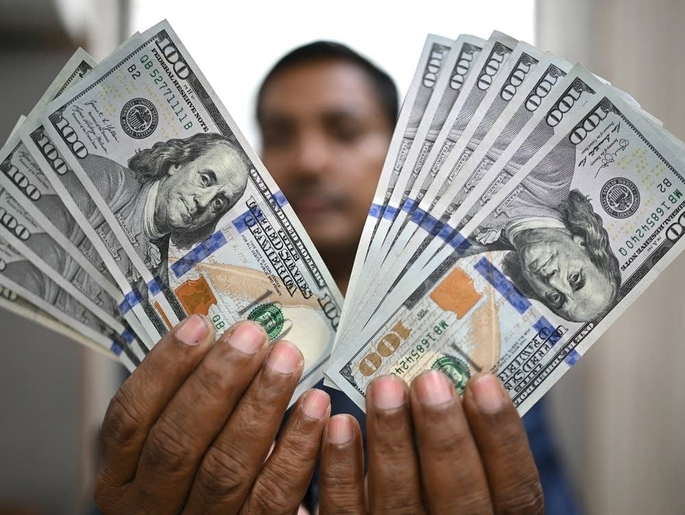 خسائر حادة للدولار مع تحركات أميركية لتهدئة سوق السندات