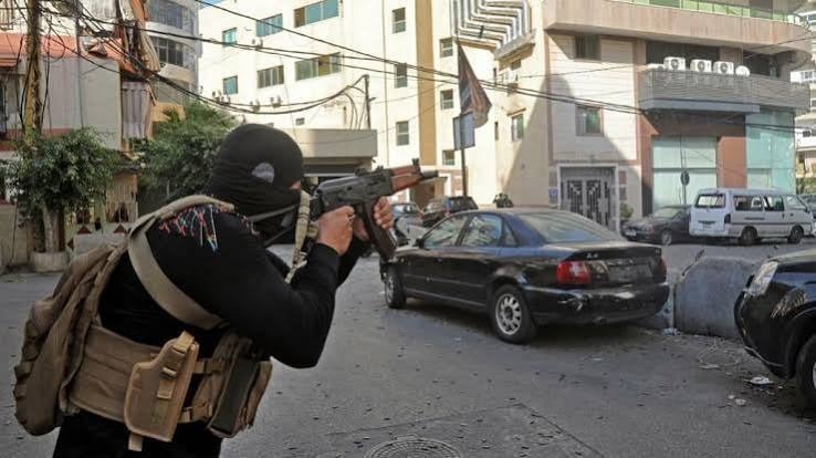 جريمة قتل في طرابلس... مطاردة تنتهي بمقتل شاب برصاصة في العنق