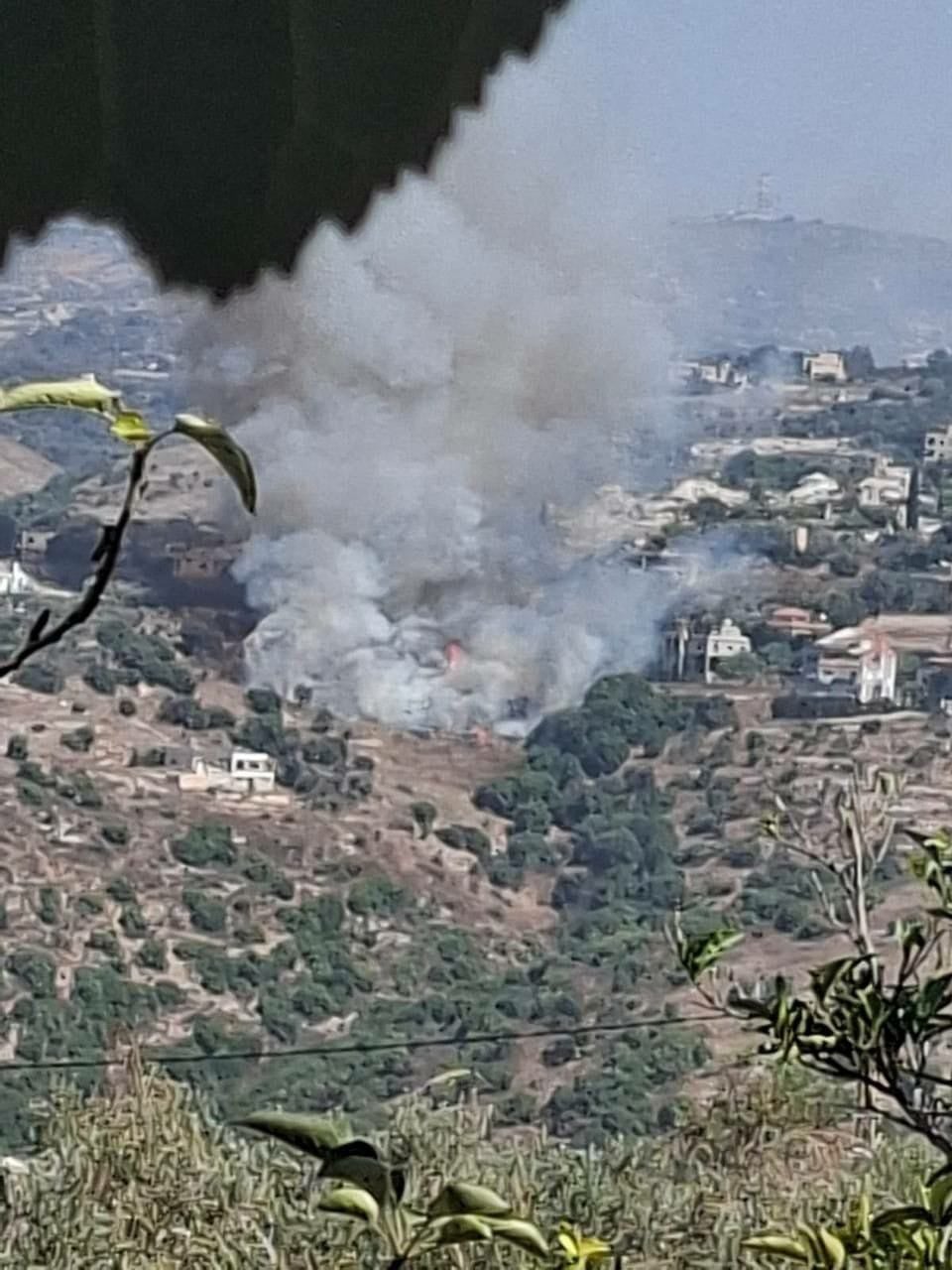 الجيش الاسرائيلي يحرق منازل في بلدة طلوسة ويقصف بالمدفعية بلدة المنصوري