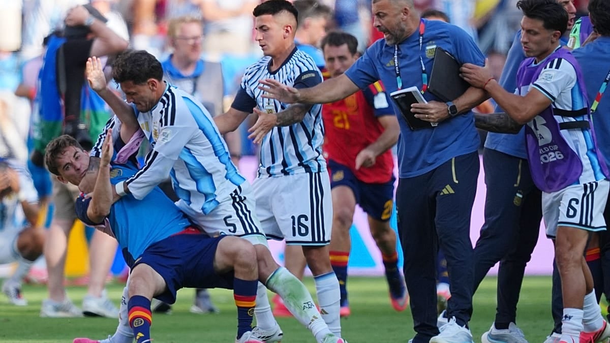 غضب في الأرجنتين بعد عقوبات الفيفا.. إيقاف باريديس 10 مباريات يتصدر المشهد
