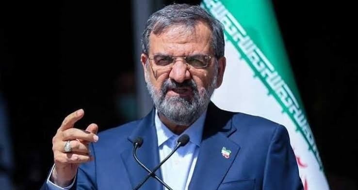 أمين المجلس الأعلى للأمن القومي محسن رضائي: سنتفاوض أولاً مع الدول المحيطة بنا كي لا تساعد واشنطن وإذا واصلت فسنستهدفها، ومقاتلونا مستعدون لتنفيذ العمليات، وإذا بدأت أميركا حرباً اقتصادية فلن تخرج قطرة نفط واحدة من الخليج.