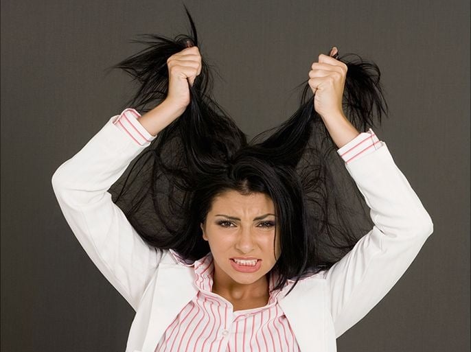 ليس القلق وحده... الملل والإرهاق قد يدفعان إلى نتف الشعر