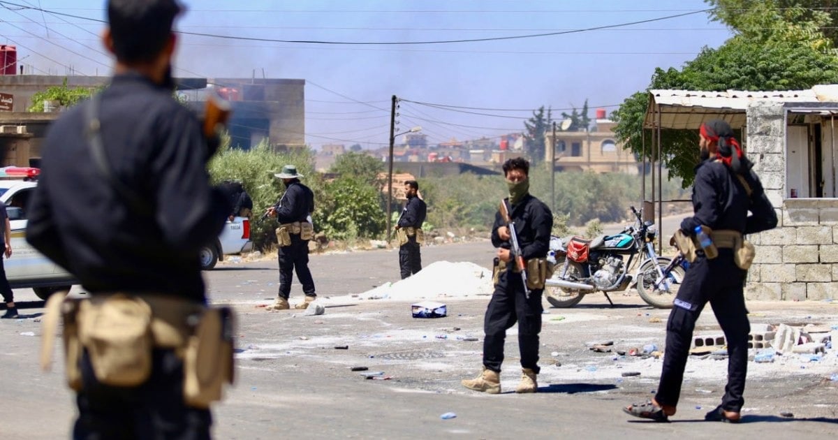 التلفزيون السوري: مجموعات خارجة عن القانون تغلق طريق دمشق السويداء أمام القادمين من المدينة باتجاه العاصمة