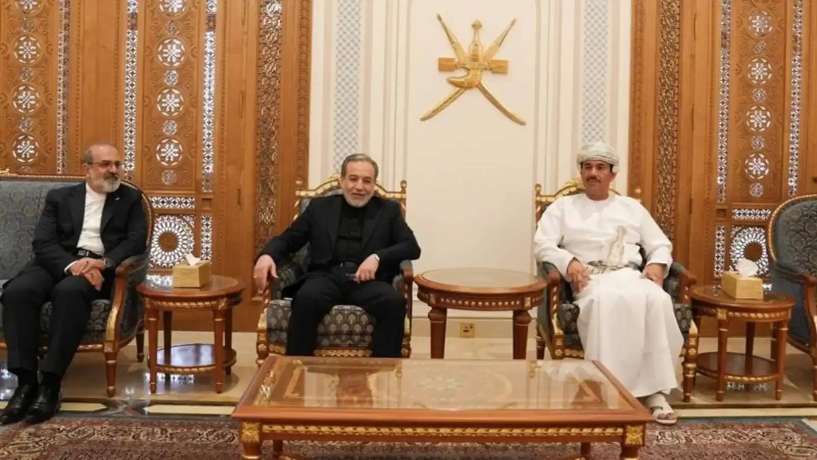عُمان وإيران تبحثان استئناف الحوار وتطورات الملاحة في مضيق هرمز