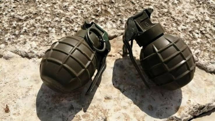 إلقاء قنبلتين يدويتين في ساحة برقايل