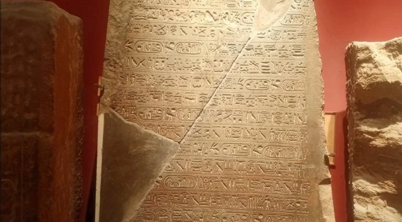المتحف المصري ينفي استخدام الإسمنت في ترميم لوحة لرمسيس الثاني