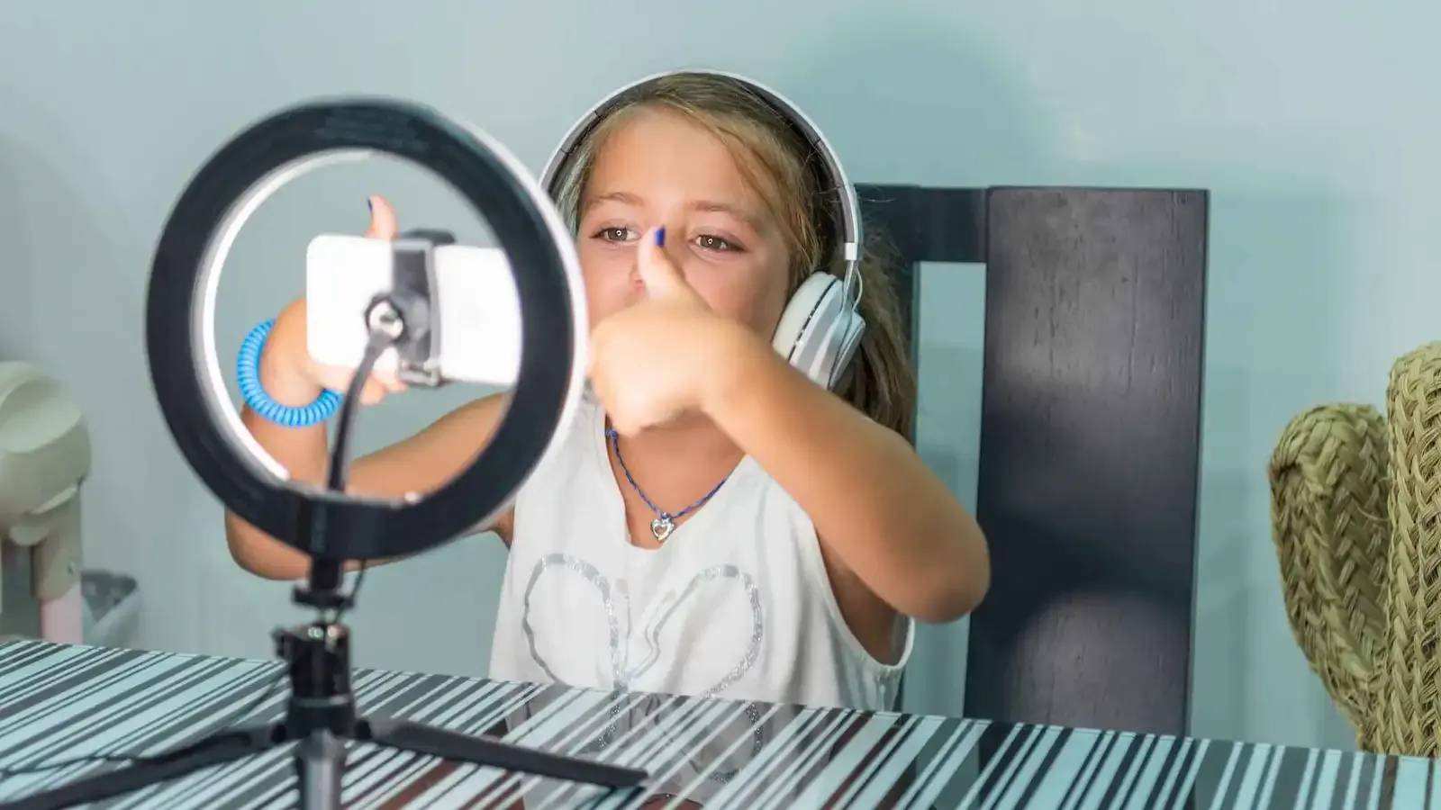 عندما يحلم المراهق بأن يصبح "مؤثراً"... كيف يتصرف الأهل؟