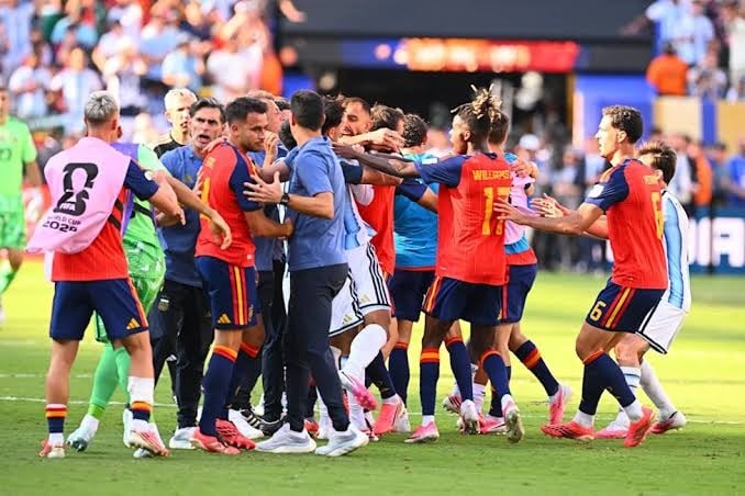الفيفا يصدر عقوباته بعد أحداث نهائي المونديال بين الارجنتين وإسبانيا