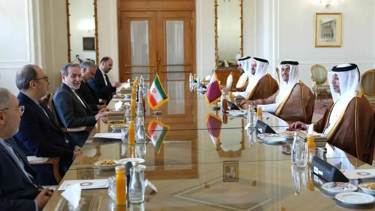 قطر وإيران تبحثان ممرًا ملاحيًا مؤقتًا مع عُمان في هرمز