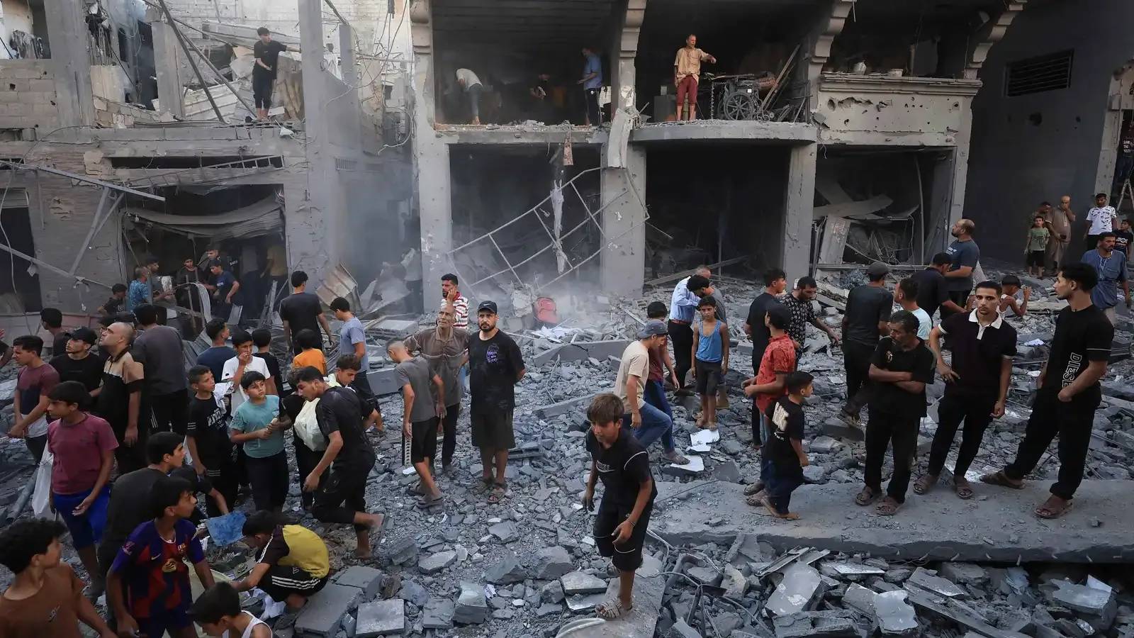 غارات إسرائيلية على غزة وأوامر إخلاء جديدة وسط القطاع