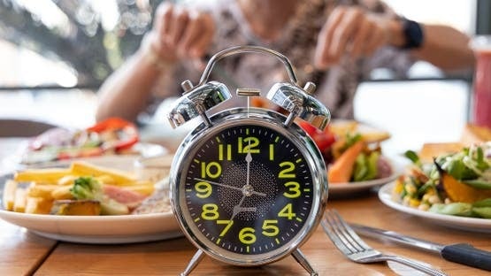 متى تتناول الإفطار والعشاء؟ التوقيت قد يؤثر في صحتك