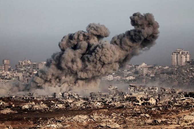 قصف إسرائيلي يستهدف محيط مستشفى كمال عدوان شمال غزة
