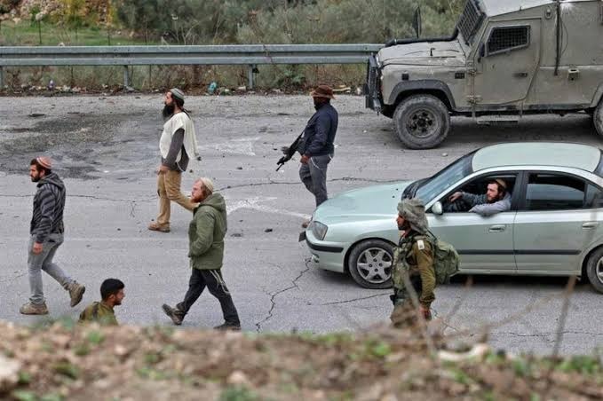 بالهراوات والحجارة.. مستوطنون يعتدون على ناشطين وصحافيين في جناتا