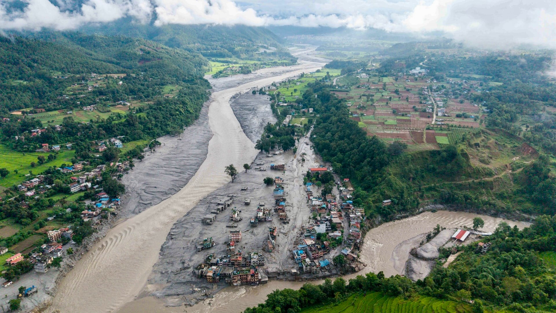 كارثة نيبال تتفاقم... 469 قتيلًا ومئات المفقودين ومخاوف من فيضانات جديدة