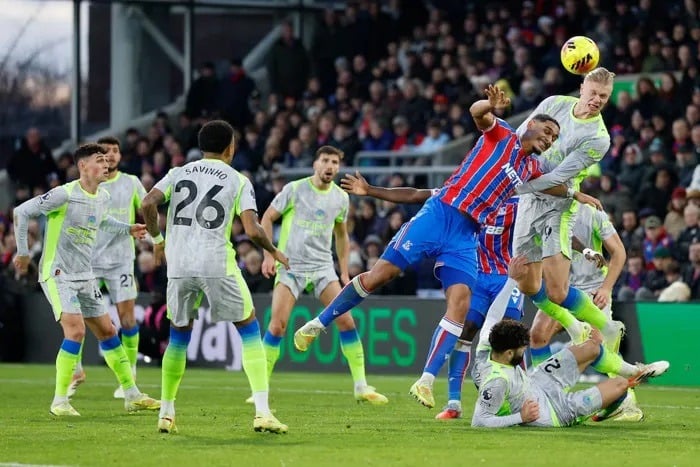 الدوري الانكليزي الممتاز في كرة القدم: فوز مانشستر سيتي على كريستال بالاس (4-1) في افتتاح منافسات المرحلة الثانية.