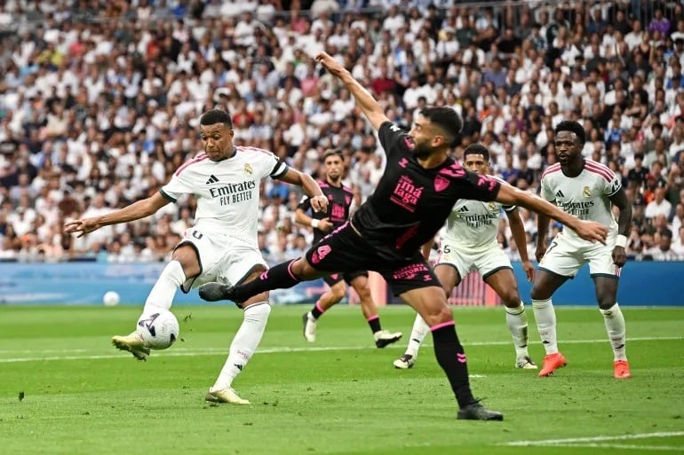 ريال مدريد يضرب ملقا برباعية ويتربع على صدارة الليغا
