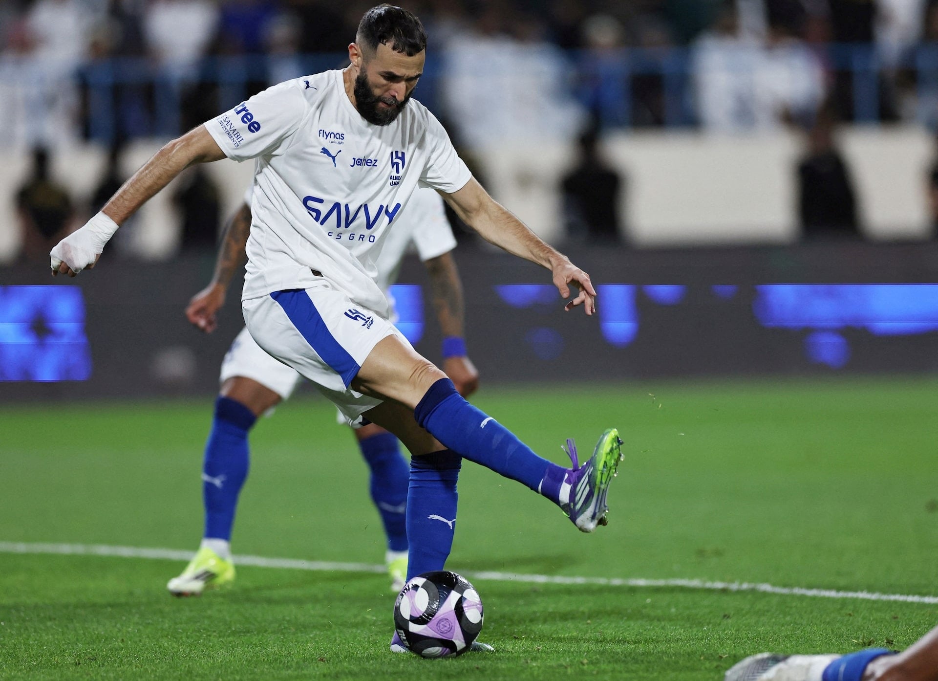 بنزيما يرحل عن الهلال... هل يضع حدًا لمسيرته الكروية؟