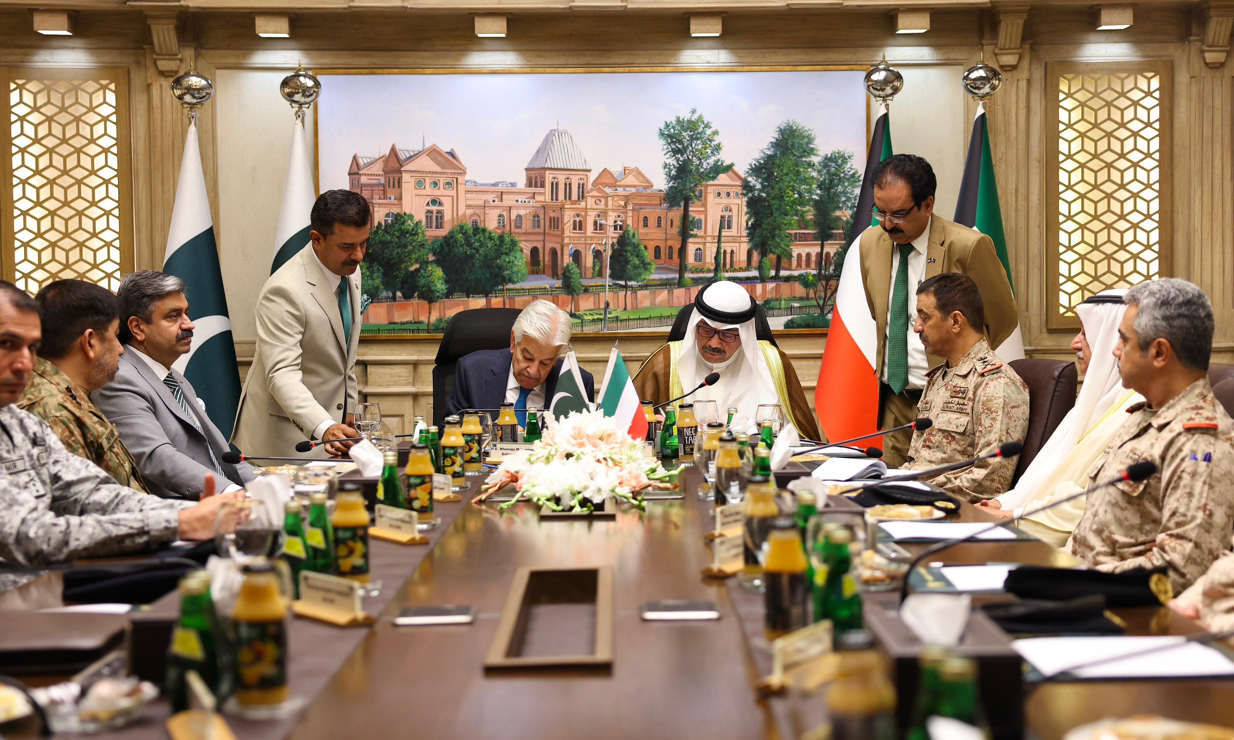 الكويت وباكستان توقعان اتفاقية لتعزيز التعاون الدفاعي والعسكري