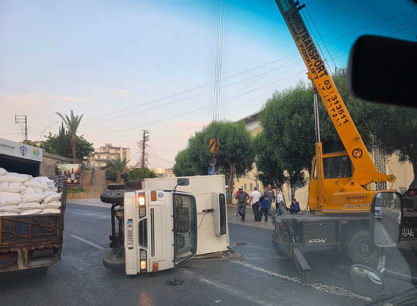 التحكم المروري: حركة المرور كثيفة من مفرق غزير باتجاه جونية بسبب انقلاب بيك أب، فيما تعمل عناصر سير جونية على تسهيل السير
