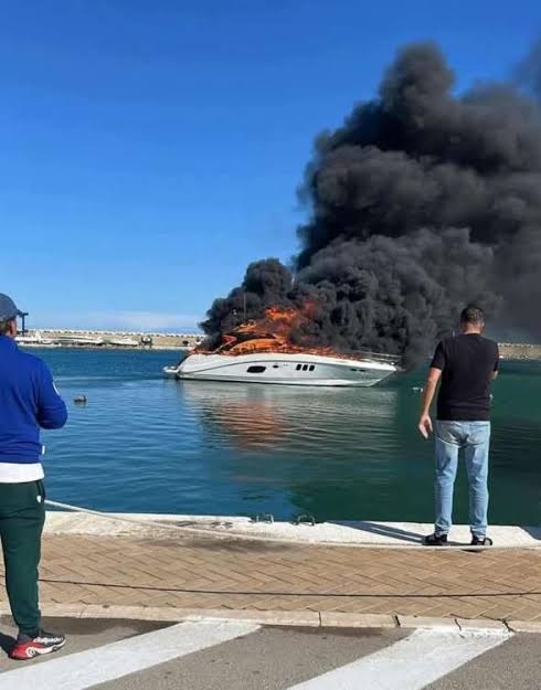 حريق يلتهم زورقًا سياحيًا في الرملة البيضاء... والدفاع المدني يخمد النيران