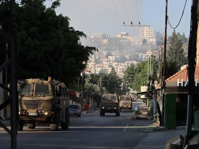 "الجزيرة": قوات الاحتلال الإسرائيلي تفرض طوقا أمنيا حول المنطقة المستهدفة في جنين