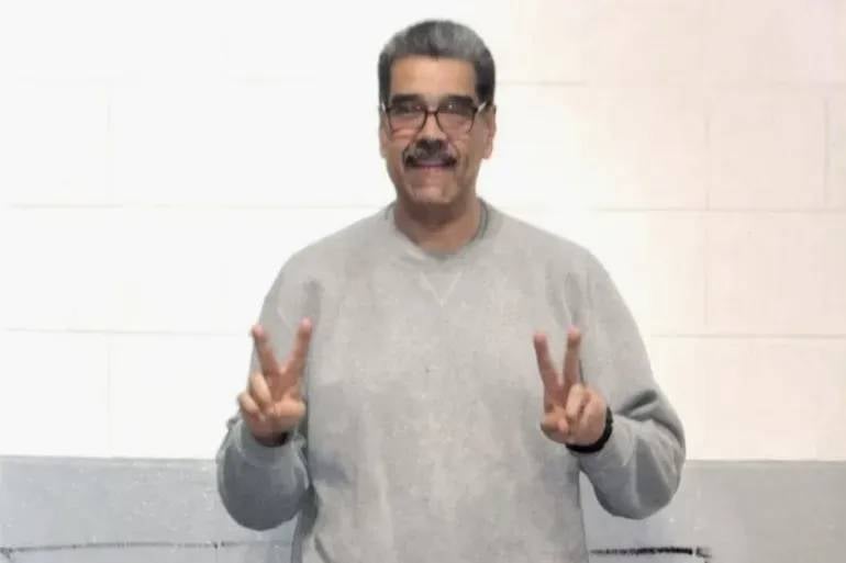 من داخل سجنه في نيويورك... مادورو يظهر بعلامة النصر