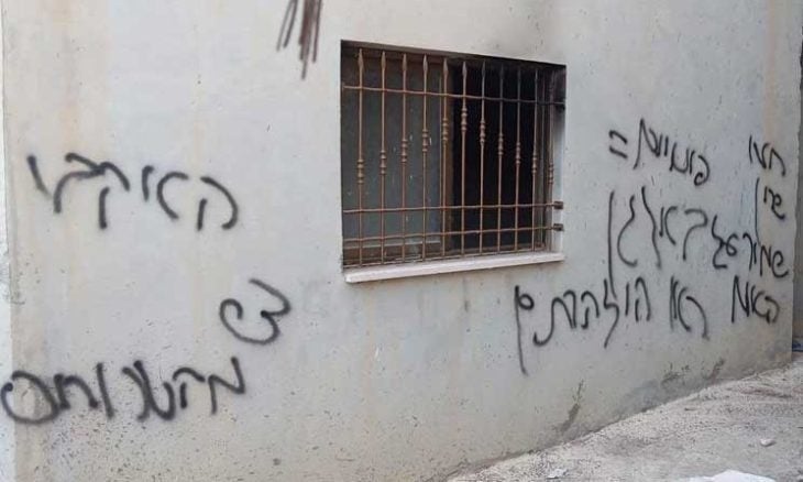 بالفيديو- مستوطنون يحاولون إحراق مسجد في بزاريا شمال غربي نابلس