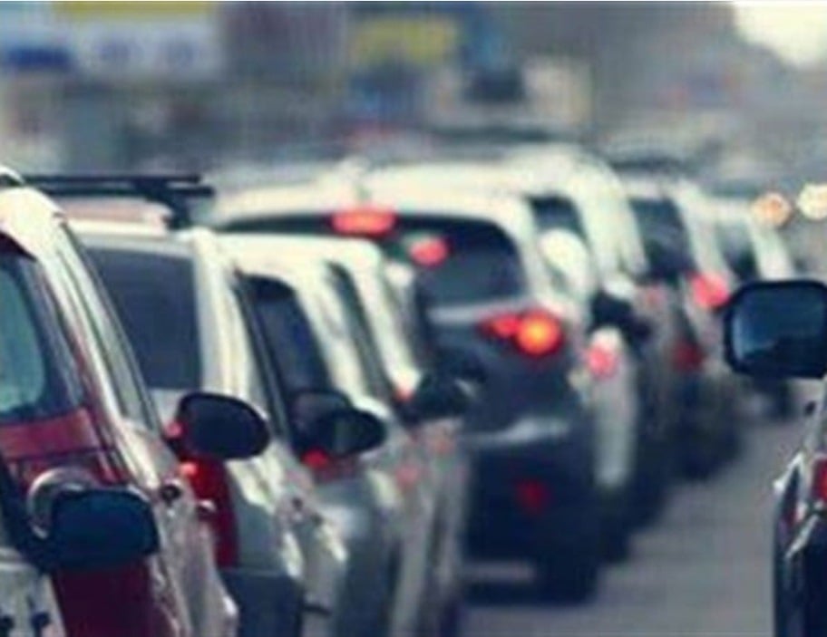 زحمة سير خانقة والسير متوقف من جسر المكلس باتجاه مستديرة رزق الله في سن الفيل.