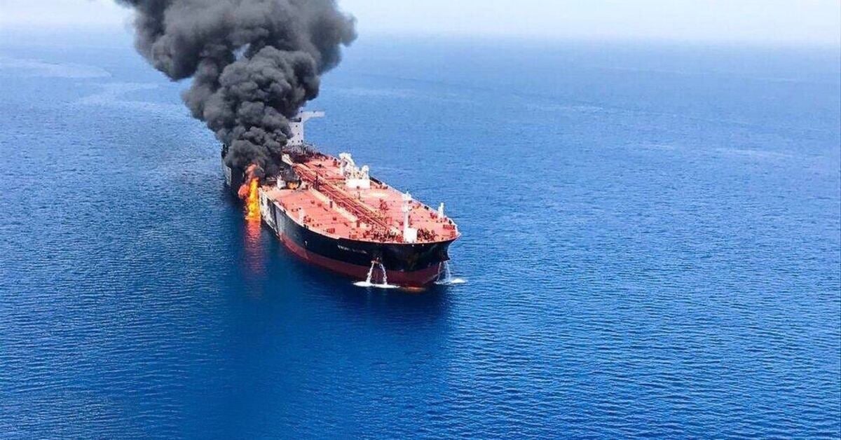 الحرس الثوري يعلن انفجار ناقلتي نفط بعد اصطدامهما بألغام في مضيق هرمز
