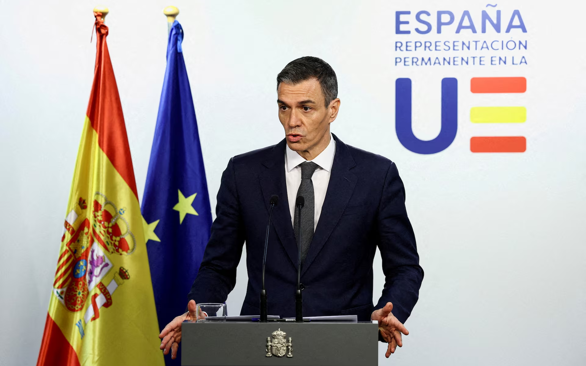 سانشيز يتهم "إسرائيل" بالوقوف وراء أزمة المهاجرين من المغرب إلى إسبانيا