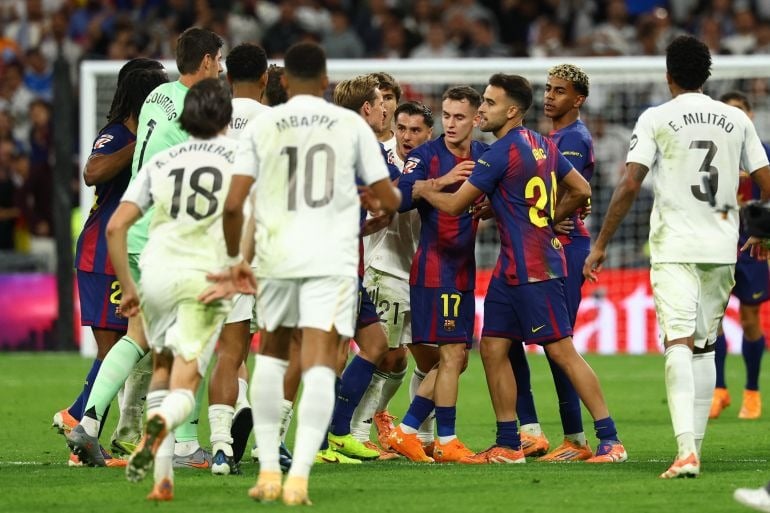أول كلاسيكو في موسم 2026-2027.. مورينيو يواجه فليك في كامب نو