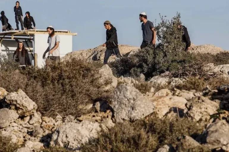 اعتداءات المستوطنين تتواصل.. اقتحام منازل فلسطينيين في ترمسعيا