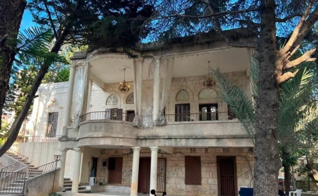غارة إسرائيلية صباحاً، تحيل معلماً عمرانياً وتراثياً في حي الراهبات بالنبطية إلى ركام