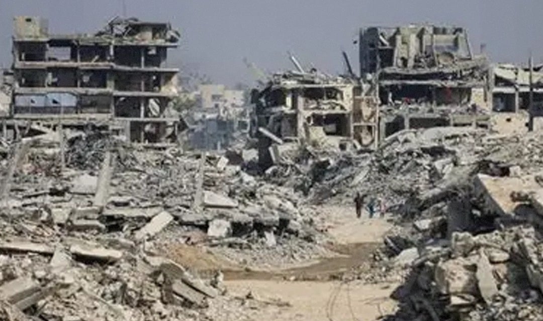 بدء مراسم تشييع 100 شهيد بعد استخراج جثامينهم من تحت أنقاض مبان مدمرة في حي الزيتون بمدينة غزة