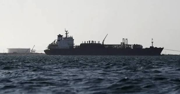 هيئة بحرية بريطانية: تلقينا بلاغا بتعرض سفن تجارية لإطلاق نار شمال الخليج وخليج عمان ما أدى لإعطابها