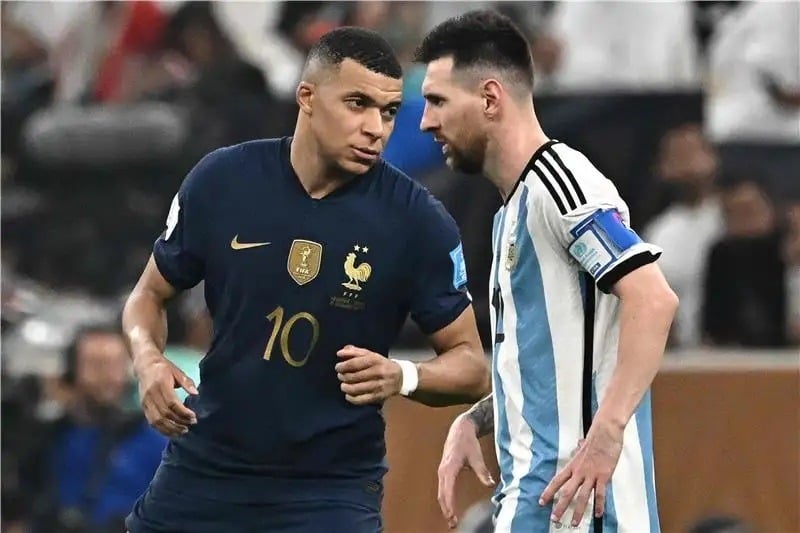 ميسي ومبابي ويامال في القائمة.. مفاجآت بالجملة في سباق الكرة الذهبية