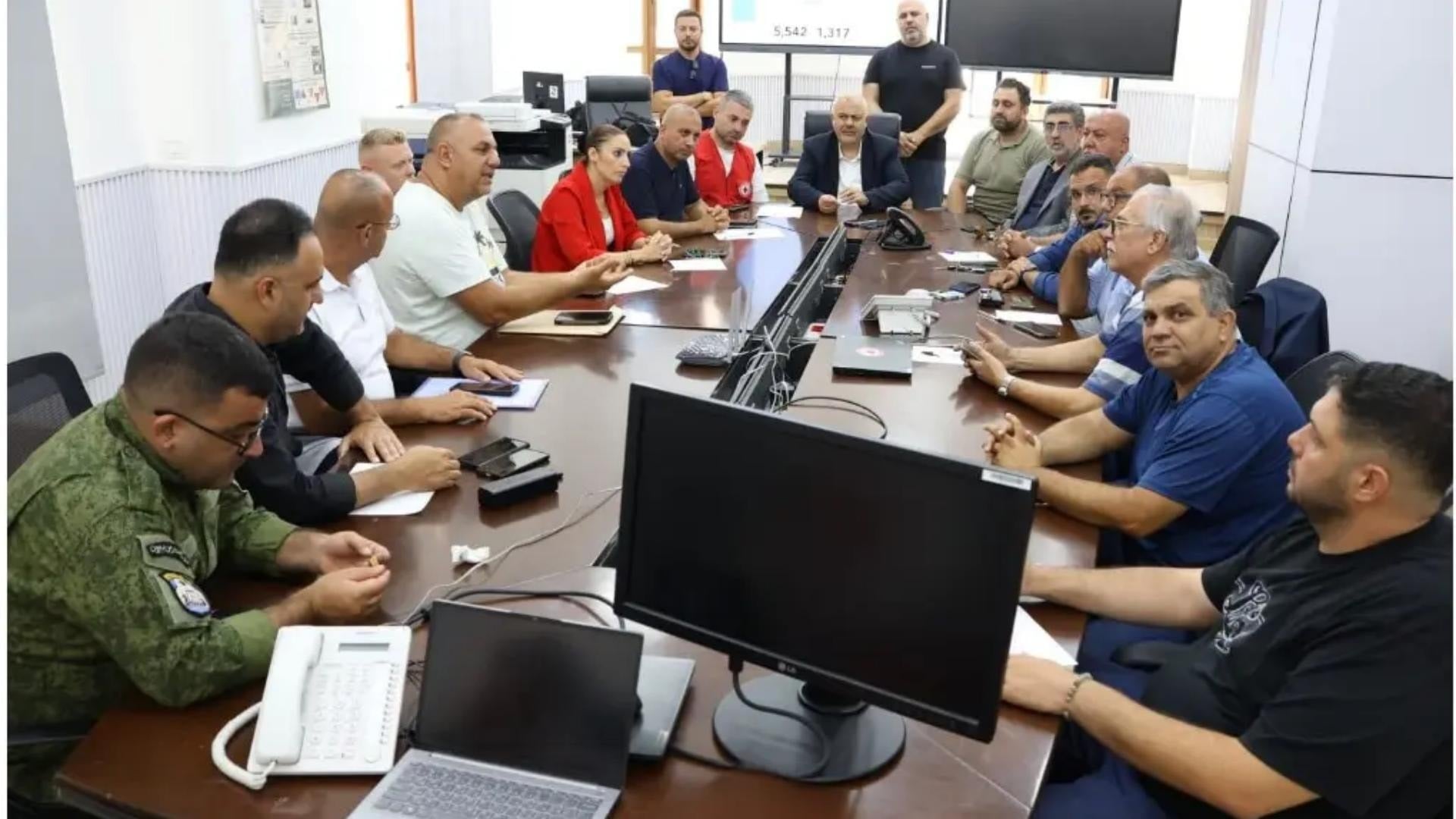 عبود يلتقي مخاتير بيروت ويضع خطًا ساخنًا لمتابعة شكاوى المواطنين