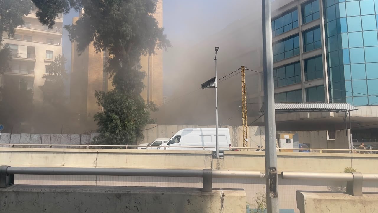 اندلاع حريق بين مبنى وزارة الصحة ومركز الأمن العام على المتحف- بيروت