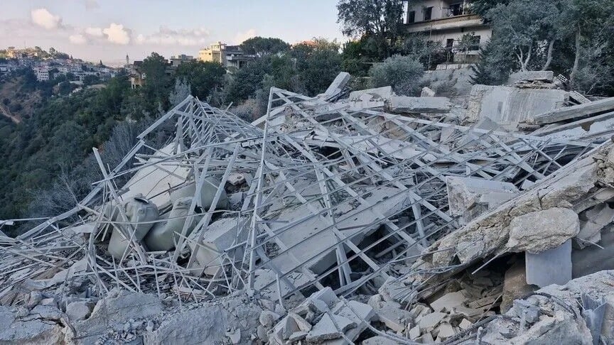 فرق الاسعاف والاغاثة تواصل العمل على رفع الركام في مستشفى غندور في النبطية الفوقا بعد الغارات الإسرائيلية التي دمّرته ليلاً