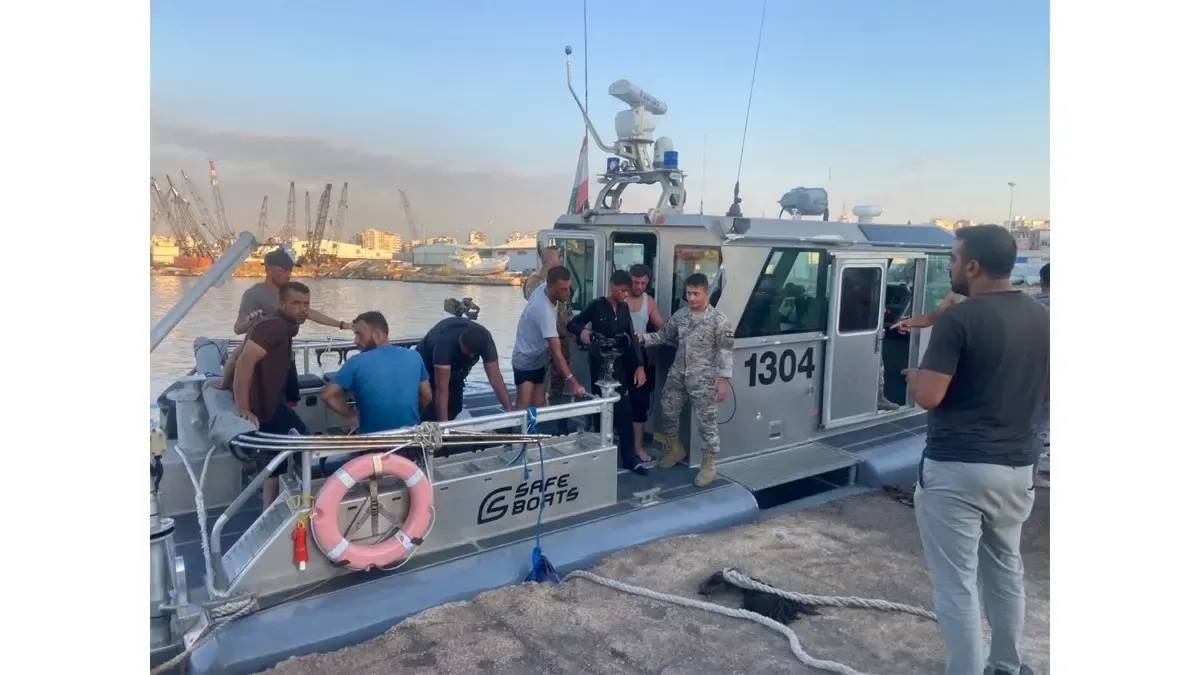 الجيش ينقذ 21 شخصاً من زورق قبالة العبدة... البحث مستمر عن الباقين