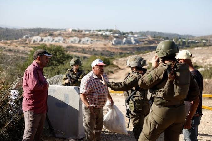 الاحتلال يعتدي على 5 فلسطينيين ويشدد إجراءاته في الضفة