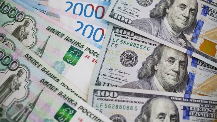 قبل قمة بريكس... ما موقف روسيا من الدولار الأميركي ؟