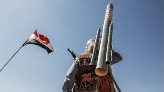 «وول ستريت جورنال»: هجمات الحوثيين تهدد بديلًا رئيسيًا عن مضيق هرمز