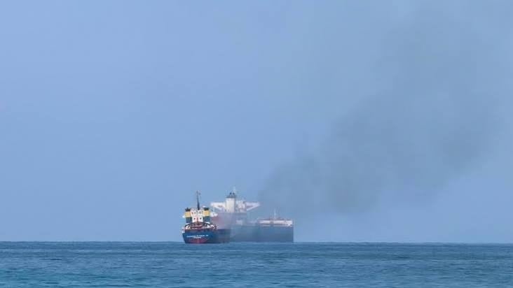 هيئة العمليات البحرية البريطانية: بلاغ عن تعرض سفينتين لواقعة على بعد 4 أميال بحرية غربي خصب في سلطنة عمان.